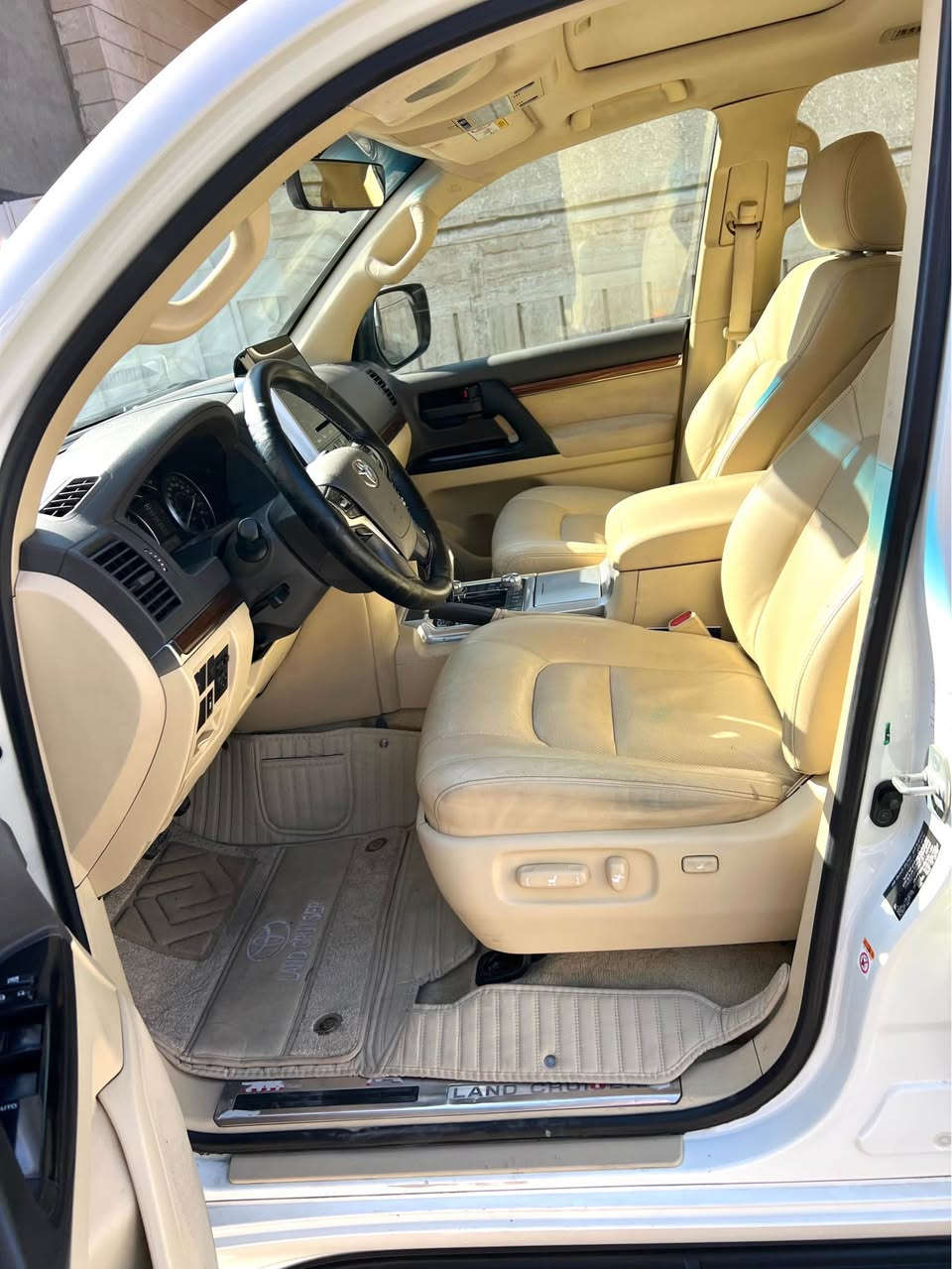 تويوتا لاندكروز 2017 GXR خليجي SAS
___________________________ 
محرك حجم V8 4600
حساسات امامي خلفي
بصمه وتشغيل عن بعد 
مثبت سرعة دبل ماوس 
سلايت و 8 ايرباك
لايت زنون اسود
كشنات جلد وكهرباء 
علامه لاندكروز ليزريه بالبيبان 
بيه بارد بالباب الخلفي والصندوق وممبين 
السياره ماشيه 187000 الف KM
السياره جديده ومابيه اي نقص من كافه النواحي 
السعر 48000
***********
*********** بغداد, العراق
