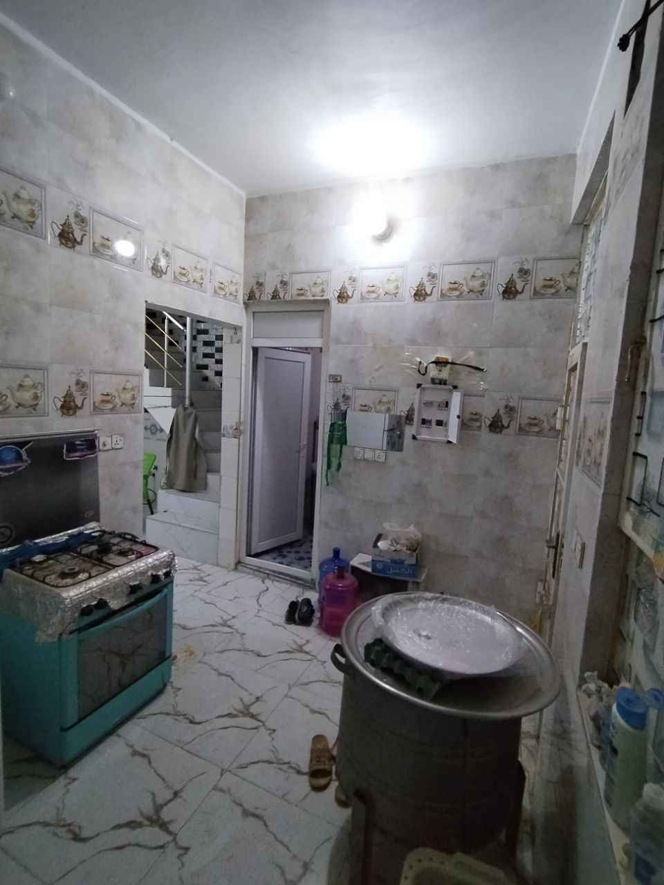 بيت للبيع في الشبانات  شارع الشهيد كامل نظيف يصح للسكن او حسينية كلشي متوفر بي ماي مجاري كهرباء تفاصيل بيت 50 متر مطبخ صحيات صالة غرفة منور  فقط طابق ارضي سند 25 تفاصيل أكثر خاص او الاتصال *********** او*********** كربلاء, العراق
