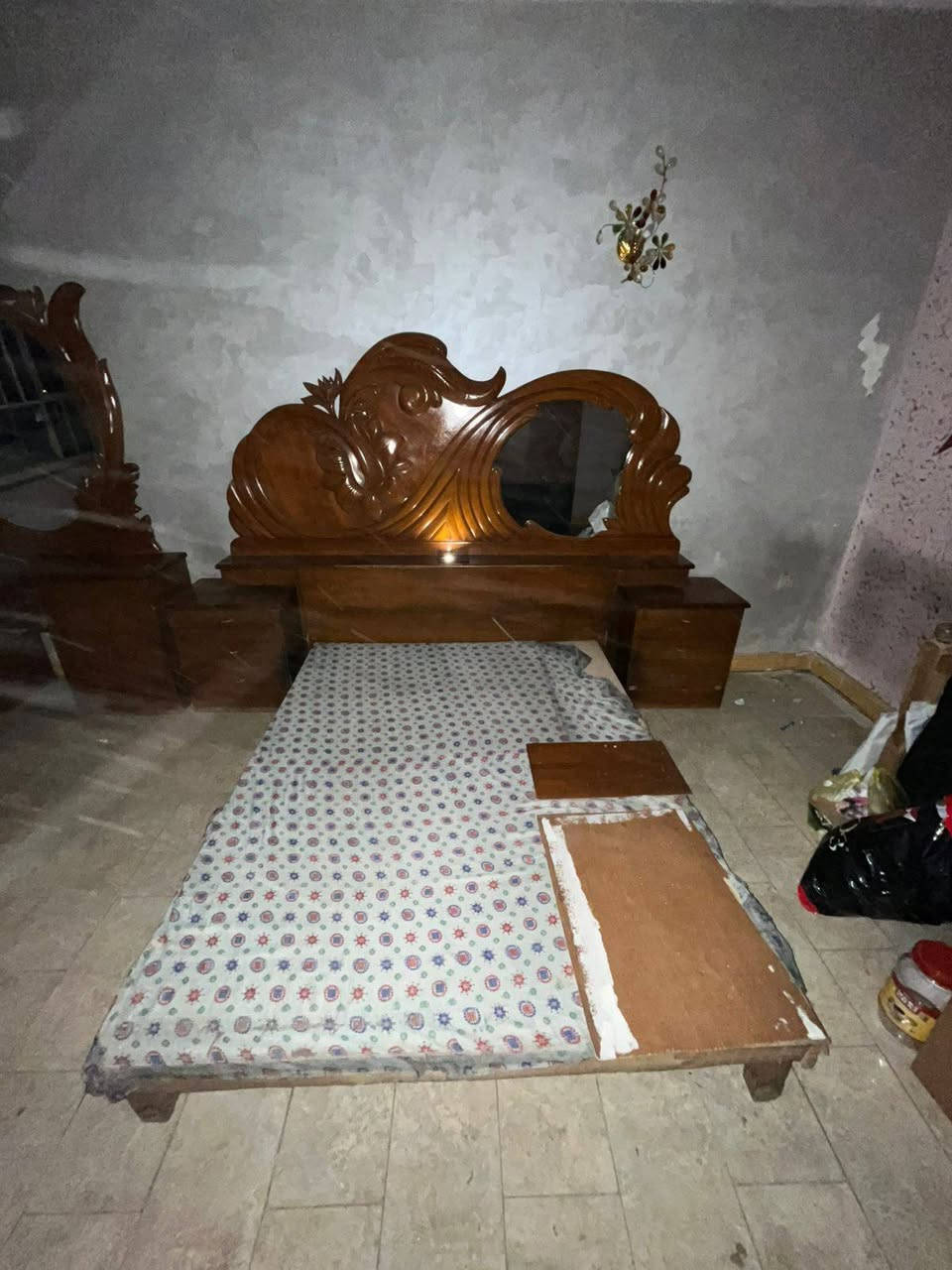 غرفة نوم للبيع السعر 300قفل للتواصل واتساب ***********
