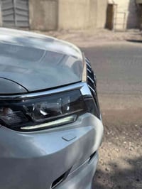 اخوان ❤️🌹 . . برادو 2019 رقم بغداد باسمي لون ابيض مكفولة من الصبغ والت...