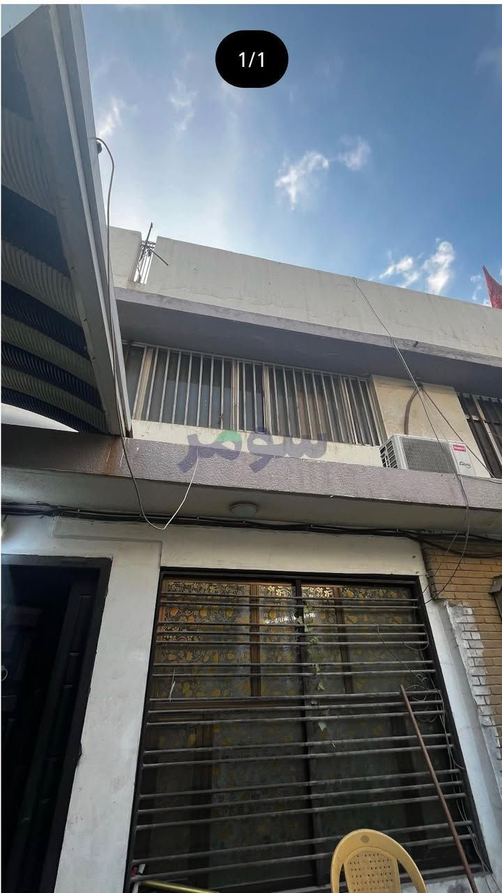 السلام عليكم بيت طابقين للبيع سعر مساحه ٢٠٠ متر سعر المتر ٤و نص 
الطابق الاول 
غرفة استقبال 
غرفة نوم 
حمامين 
مطبخ حار
مطبخ بارد
ممر 
الطابق الثاني
ثلاث غرف سويت
شارع الضريبه قرب أسواق تبارك
محله ٥١٦ اول فرع بعد الشارع العام 
***********
