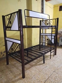 سرير طابقين • حديد متين • مستخدم قليل