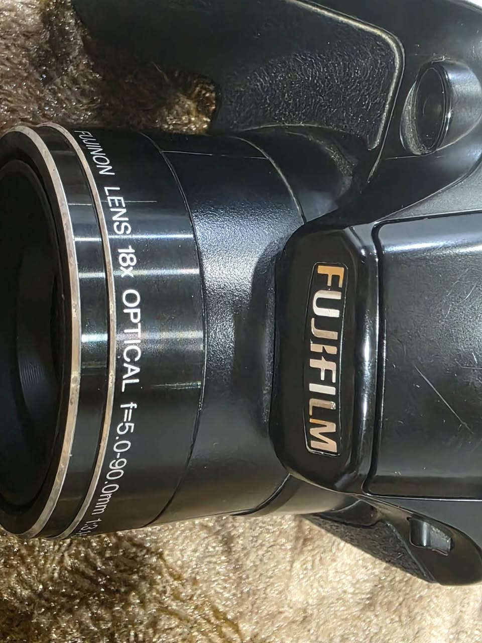 هذه الكاميرا هي Fujifilm FinePix من سلسلة S، وهي كاميرا رقمية من نوع bridge.تتميز هذه السلسلة عادةً بمستشعرات بدقة 12.2 إلى 14 ميجابكسل، مما يتيح التقاط صور بتفاصيل جيدة.تتضمن العدسة تقريبًا بصريًا قويًا (يتراوح عادةً بين 15x إلى 18x) لالتقاط الأهداف البعيدة.تعمل الكاميرا ببطاريات AA القياسية، مما يجعل استبدالها سهلاً أثناء التنقل.سعرها 150 الف وبيها مجال


**إذا كنت صاحب هذا الإعلان وتريد حذفه لأي سبب، رجاءا أرسل رسالة إلى الدعم الفني**