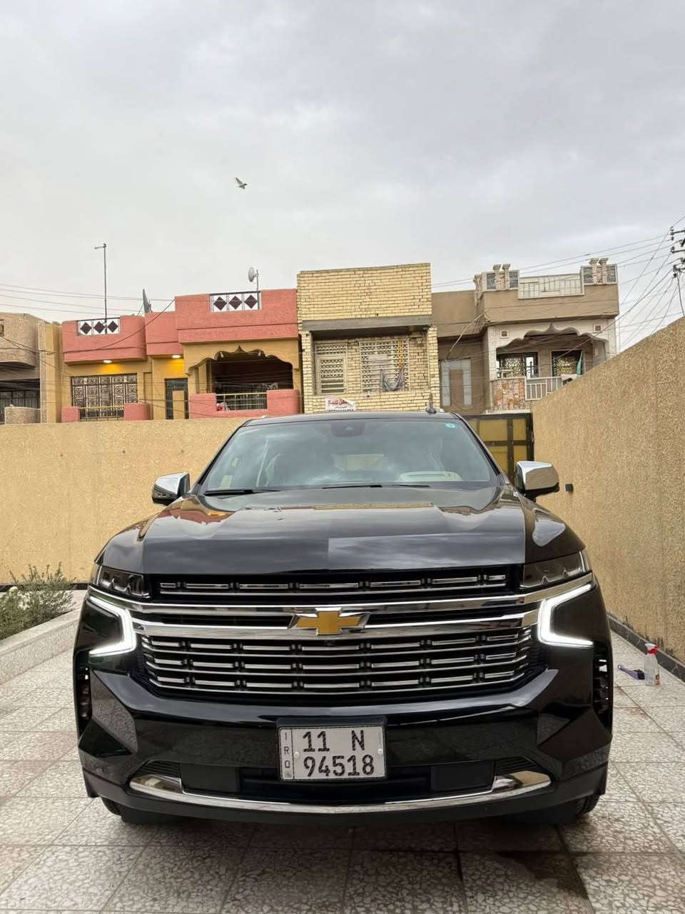 سلام عليكم
شفروليه تاهو بريمير 2023 خليجي – فل أوبشن
وكاله المنصور بعدها بلضمان 

1. الفئة: بريمير (Premier)
2. الموديل: 2023
3. المحرك: 5.3 لتر V8 EcoTec3
5. الممشه ٢٥ كيلو
6. ناقل الحركة: أوتوماتيك 
7. نظام الدفع: رباعي (4WD)
8. التعليق: Air Ride + Magnetic Ride Control
9. عدد المقاعد: 7 ركاب (كراسي كابتن بالصف الثاني)
10. جنوط ألمنيوم 22 إنج
11. مقاعد جلد فاخرة
12. تبريد وتدفئة للمقاعد الأمامية
13. تدفئة مقاعد الصف الثاني
14. ذاكرة حفظ لمقعد السائق
15. شاشة معلومات وترفيه كبيرة
16. Apple CarPlay و Android Auto
17. نظام صوت Bose
18. شحن لاسلكي للجوال
19. كاميرا 360 درجة
20. شاشة عرض على الزجاج الأمامي (HUD)
21. مرآة داخلية كاميرا رقمية
22. فتحة سقف بانوراما
23. باب خلفي كهربائي
24. تشغيل السيارة عن بُعد
25. رادار أمامي
26. مثبت سرعة متكيف (Adaptive Cruise Control)
27. نظام النقطة العمياء
28. تحذير الخروج عن المسار
29. فرملة طوارئ أوتوماتيكية
30. حساسات أمامية وخلفية
31.تعليق هوائي جكات
مكاني ديالى بعقوبة 
***********
السعر 560 ورقة
