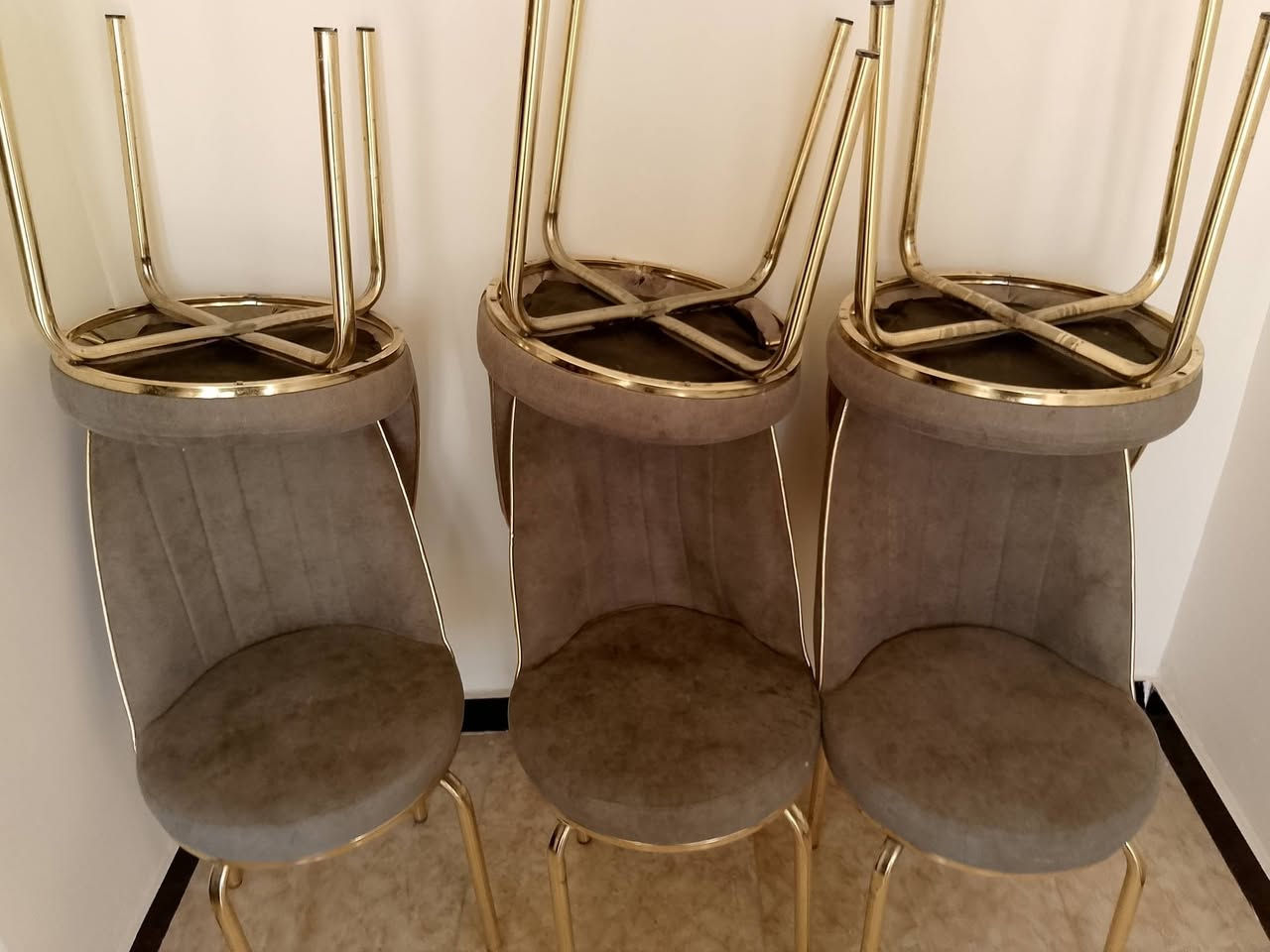 ميز طعام نضيف جداً ابوالاسلايت يتكبر مع 6 كراسي نضاف ومرتبه للبيع السعر 85وبي مجال حق الجيه رقمي مومتواجد عالفيس ***********
