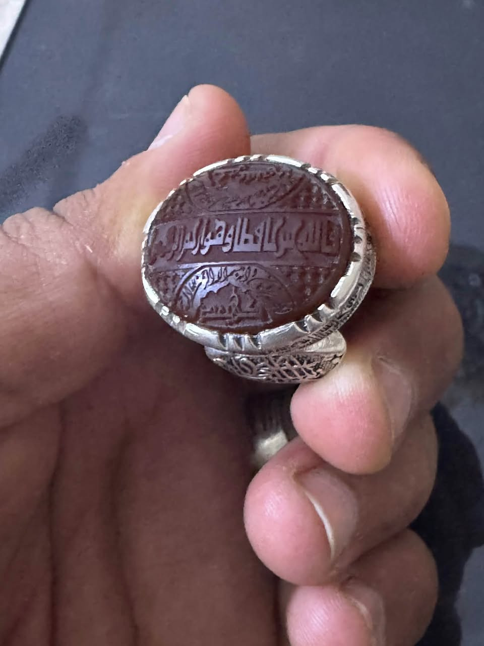 السلام عليكم
يماني 

صغته وصار جبير على ايدي وما عاجبني اذا اكو مراوس بيماني عادي بس هم نقش 

منقوش عليه حرز سيد علي القاضي كامل


**إذا كنت صاحب هذا الإعلان وتريد حذفه لأي سبب، رجاءا أرسل رسالة إلى الدعم الفني**