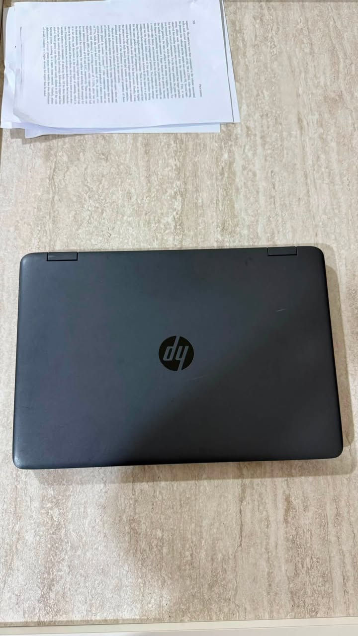 للبيع لابتوب HP ProBook بمواصفات قوية ونظافة ممتازة، يفيد جداً للطلاب، الموظفين، وأصحاب الأعمال اليومية والبرامج الهندسية والدراسة.
المواصفات الكاملة للجهاز:
 الماركة والموديل: HP ProBook 650 G2
 المعالج (Processor): Intel Core i7-6820HQ (معالج قوي فئة HQ للأداء العالي والمهام الثقيلة، رباعي النواة).
 الذاكرة (RAM): بحجم 8 جيجا.
 الهارد (الخزن): SSD بمساحة 256 جيجا (سريع جداً بإقلاع النظام وفتح البرامج).
 نظام التشغيل: وندوز 10 برو الأصلي (Windows 10 Pro).
حالة الجهاز:
 النظافة: الجهاز نظيف جداً وبحالة ممتازة (استخدام راقي وخفيف).
 البطارية: جيدة جداً وتطول بالعمل.
 الملحقات: يجي وياه كامل ملحقاته (الشاحن الأصلي وباقي الغراض).
السعر والتفاصيل:
 السعر: 300 ألف دينار وبي مجال .
 المكان: النجف الأشرف.
للاستفسار أو الشراء، يرجى المراسلة على الخاص أو الاتصال على الرقم: [***********]
