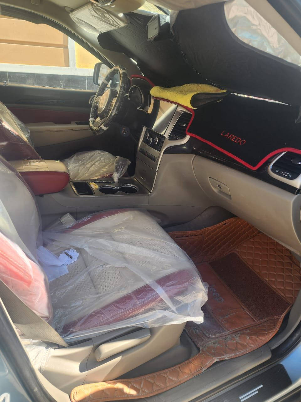 السلام عليكم 
جيب لاريدو  موديل 13 مسجله دولي 17  مرقم وكامل وشرط التحًويل  دواخل جلد  وكهرباء  مكينه 3600 المرغوبه  وشاشه  وكامره   تبديل بنيد  وجوملغ امامي ايمن  واكو طخه  البيبان اليمن من جوه فقط   جاهزه مكينه وكير  وتبريد وتخم تاير  
وتحويل  مكاني شطره  
السعر 165$
***********
***********
