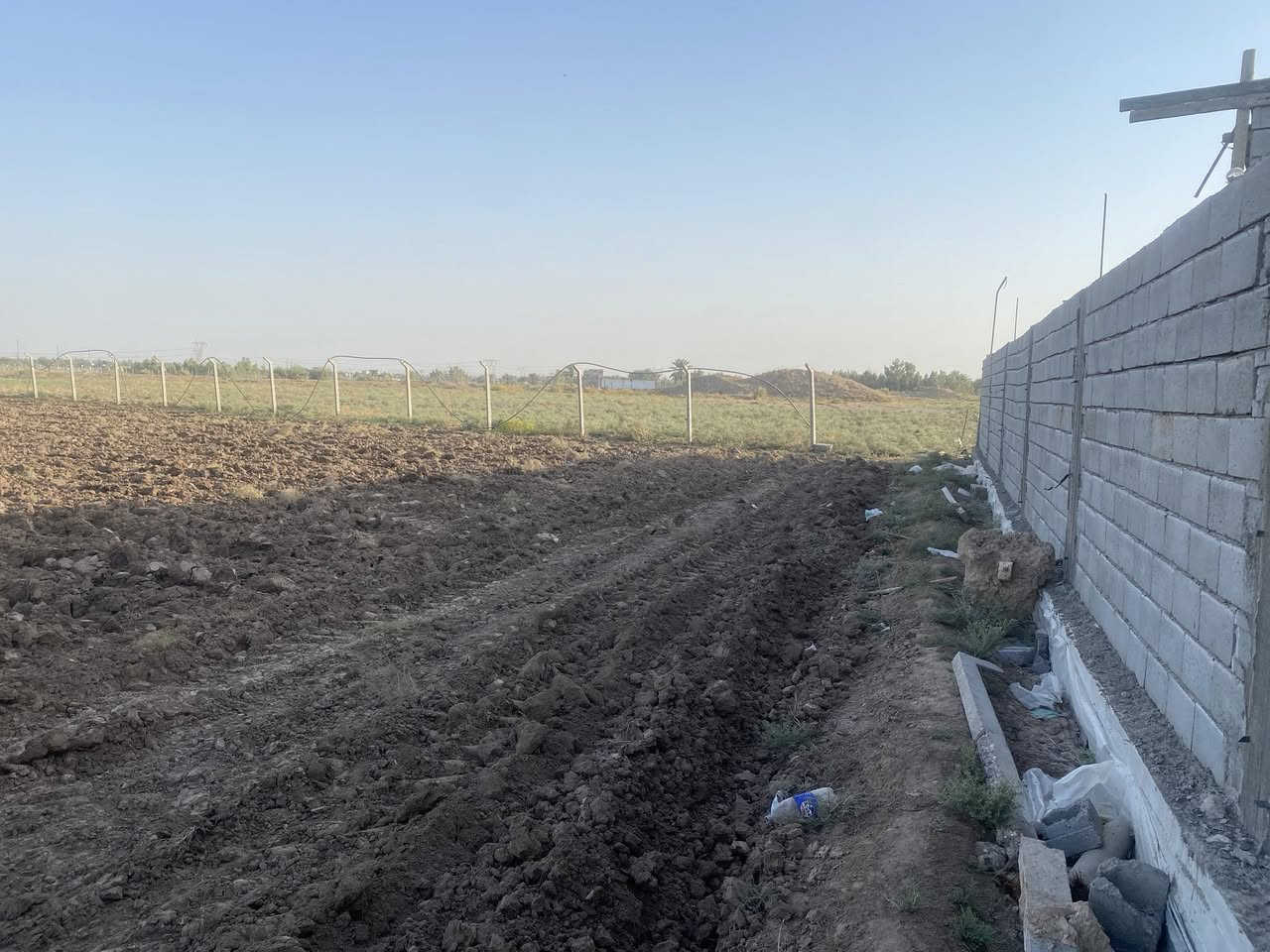 السلام عليكم 
دونم للبيع سند 25 بأسمي مسيج BRC وبيها ضلع كامل مسيج بلوك ارتفاع 2.5متر
منطقة ابو غريب /السميلات قريب على السكن والخدمات 

***********
