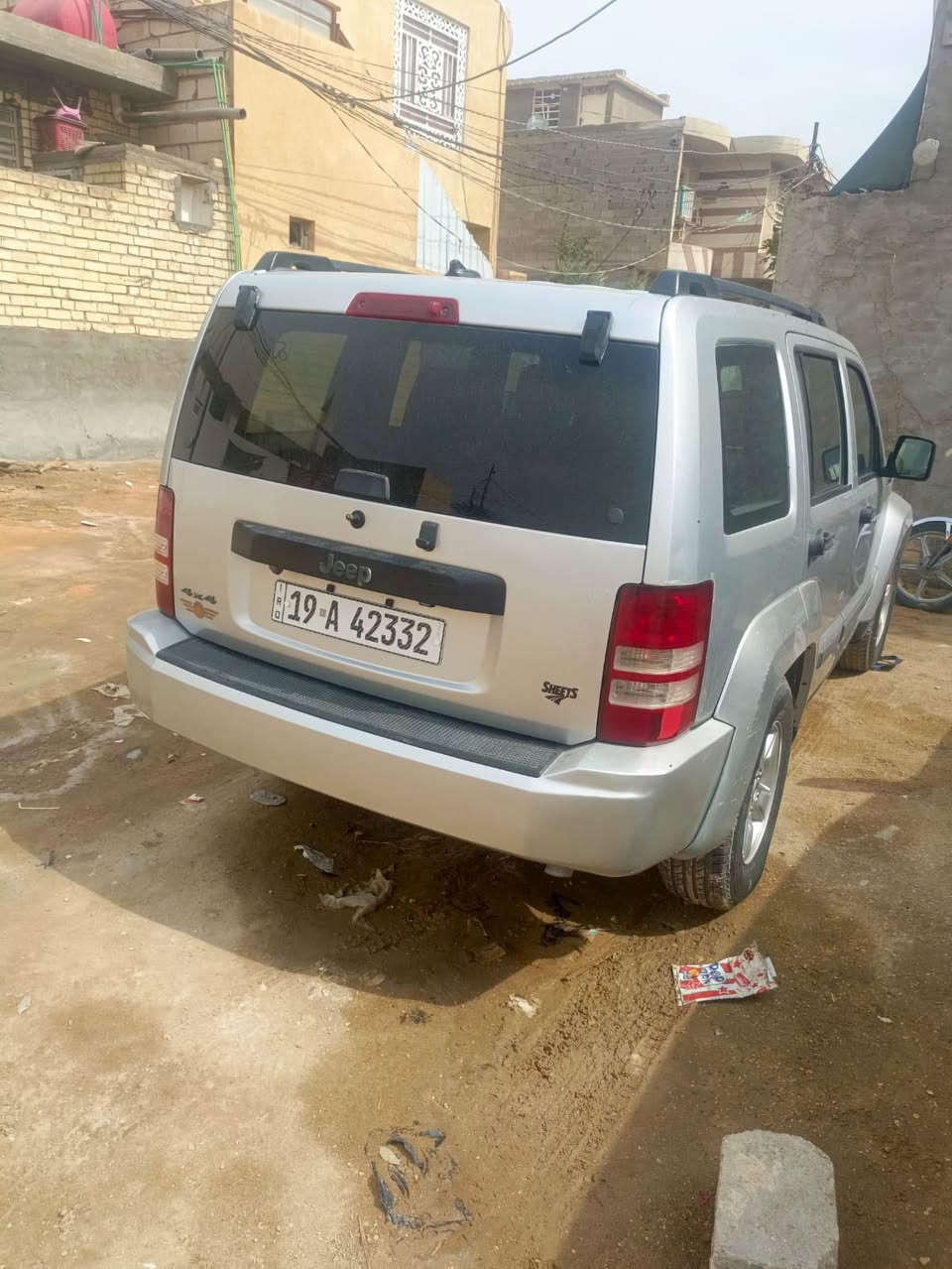 جيب كوماندي 2012 (الجيل الثاني KK) سيارة SUV مدمجة تتميز بقوتها ومتانتها، مجهزة بمحرك 
 سعة 3.7 لتر ينتج 210
 حصان، وناقل حركة أوتوماتيكي من 4 سرعات. تتوفر بنظام دفع رباعي 4+4
)، وتتميز بتصميم صندوقي، ومقاعد جلدية/قماشية، وميزات عصرية مثل UConnect للبلوتوث،
، مما يجعلها مناسبة للطرق الوعرة والمدن. 
المواصفات الفنية بالتفصيل:
المحرك: V6
 SOHC 12-valve، قوة 210 حصان.
ناقل الحركة: أوتوماتيكي بـ 4 سرعات.
نظام الدفع: دفع رباعي (
كفاءة الوقود: استهلاك متوسط بحوالي 7.6 كم/لتر.
السحب: قدرة سحب تصل إلى 5000 رطل. 
هاذي صفحه مخصصه للبيع جميع أنواع سيارت 
رقمي التواصل ***********
