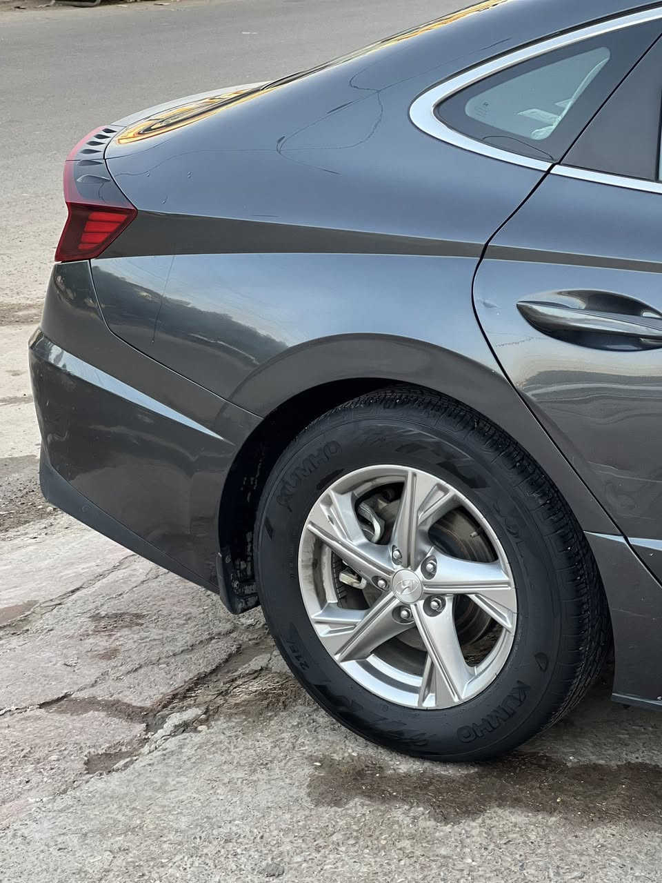 سوناتا موديل 2021 وارد امريكي محرك 2500 المرغوب
 حادث خفيف كلش جاملغ سطحي راجع علا الباب جاملغ مبدل باب معدل بارد شويه منه وجاملغ خلفي بي ضربه خفيفه ومصلح 

مواصفات 
لد امامي خلفي
تحكم ستيرن 
كروز سرعه 
رادار امامي 
تحديد مسار 
شاشه جبيره كامره
ماشيه 70 الف كيلو 
وباقي المواصفات المعروفه
باسمي السعر ١٦٥ بيها مجال مكان بغداد 

***********
