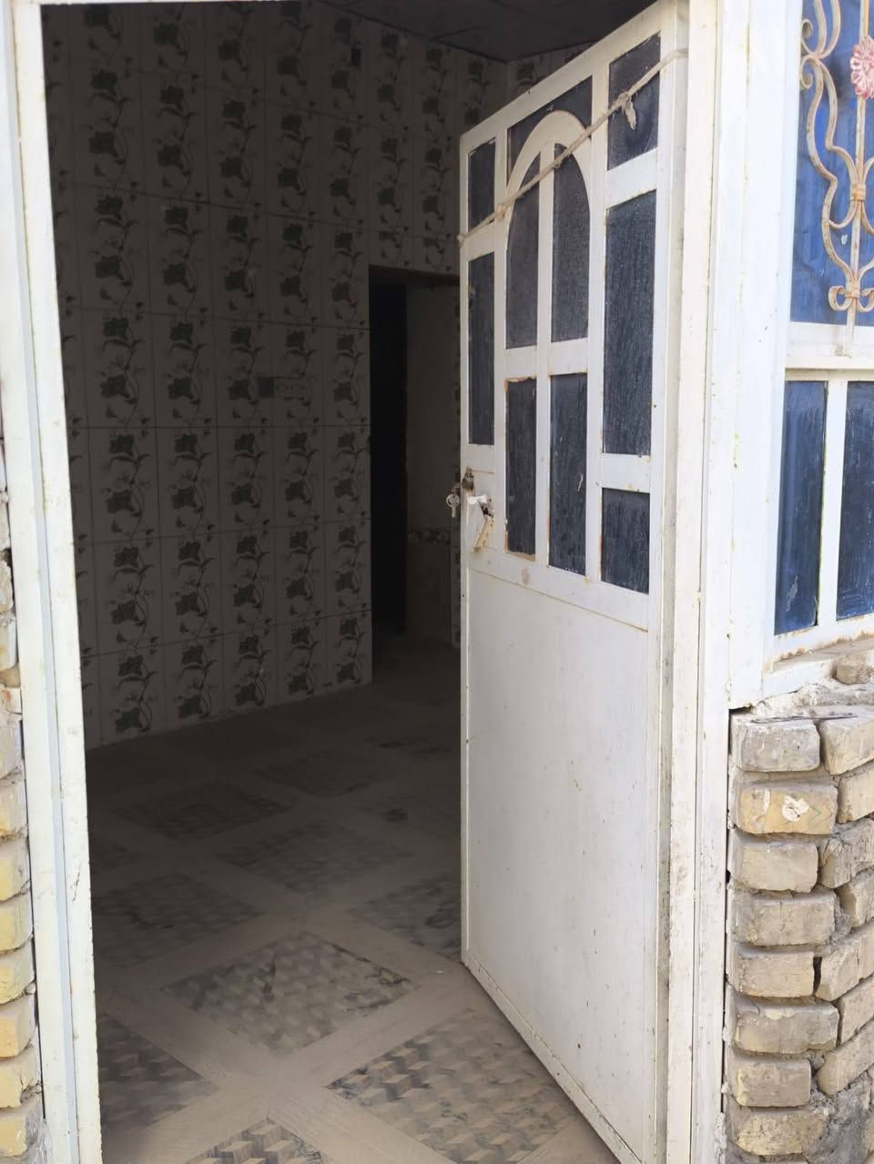 بيت للبيع:
حي الأمام الصادق ع طابق ونصف 
الأرضي استقبال مع صالة وغرفة  ومطبخ 
الاستقبال (6* 5) وصالة (5×4.5) وغرفة نوم (4*4) ومطبخ (4×3.5) ويحتوي على حمام داخلى غربي وخارجي شرقي 
فيه بناء فوق صالة (6* 5) وفوق الصالة بيتونة 
 المساحة 125متر مربع  الواجة 10 والنزال 12.5البيت ركن موقع ممتاز نهاية فرع الكوافير غصون 
الكهرباء بوري دفن وليس سيمنس 
والماء بوري ابو 3/4 
السطح كونكريت بماء Ro
والارضية گرانيت
التواصل على الارقام بخصوص السعر
 ***********
ومن يريد أن يطلع على تفاصيل البيت من الداخل يتصل على الرقم التالي
***********
