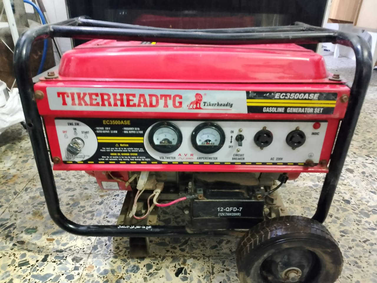 مولد مستعمل الاستعمال فقط من 8 ساعات إلى 12 ساعة اخذتها قبل سنة ومتروكه لان محتاجيتها فقط فتره قليلة وهسه أبيعها اخذتها بوقتها 320$  أبيعها نص السعر ب150$
هاي مواصفاتها

- تحتوي على عجلات 
- تشغيل اما سويج او حبل او ريموت (( تشغيل عن بعد )) 
- تعطي 12 امبير حقيقي 
- مولدة ذات عزم قوي 
- ملف نحاسي 100‎%‎ 
- تتوفر بنوعية الية العتلة (السحب )
-الزيت: 0.6 لتر .
-معدل صرف الوقود: 0.7 كل ساعة(1جالون: 8ساعات).
- سعة الخزان 15 لتر 
***********
بغداد الشعب
