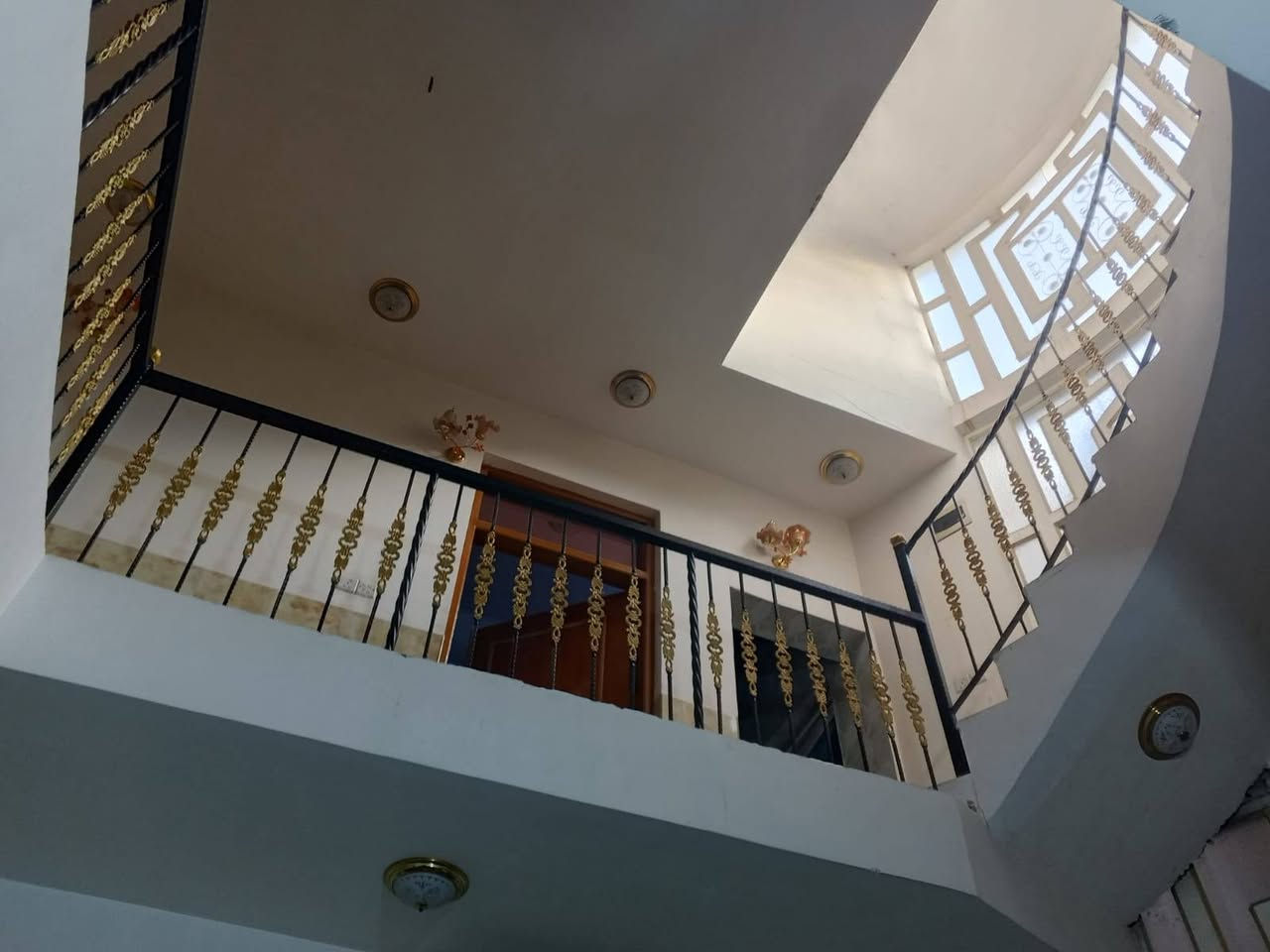 بيت بحي العدالة مربع القضاة
150 متر طابقين دبل فاليوم
4 غرف نوم واستقبال وصالة ومطبخ وصحيات 
على شارع 25 تجاري 
السعر 650 وبه مجال 
***********
