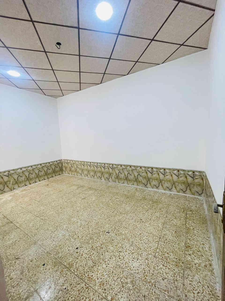 السلام عليكم 
بيت 100 متر صب كونكريت طابق واحد 
غرفه وصاله ومطبخ واستقبال وصحيات داخليه وخارجيه وطارمه السعر 110 
رقم العقار 79 حي ميسان للاستفسار الأتصال على الرقم التالي الكوفي للوساطة العقاريه ***********
