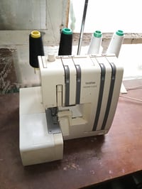 مكينة خياطة • استعمال قليل • مع ابر وبكرات