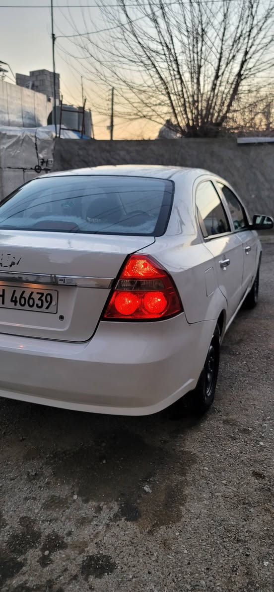 ئەڤیو ٢٠٠٦
مەکینە گەورە 
گێر عادی 
تەکسی بوە رەنگی بیلادی شینە کراوەتەوە بە سپی
پێشو پشت کەپسە چەکوشی نیە 
تۆزێ سەقفی تەعدیلە بێ برانەوە 
گێرو مەکینە بەشەرتی  هەڵمیشی نیە 
 زۆر جایزە  هەمو گیانی ئشەکات 
سەنەوی بەسەر نەچوە 
٤ تایەی تازەی لە سەرە 
تەبریت لە جێیا ئشەکات مەزبوتە
هەزەو بەرادی تازەیە 
بەشەرتی تەحویلو براوەو غەرامە 
                                                       ژ.م  *********** السليمانية, العراق
