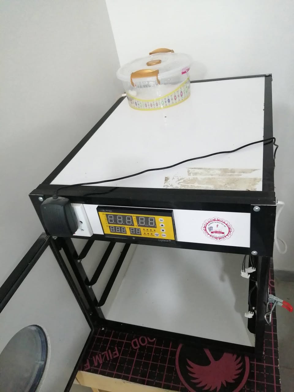 السلام عليكم فقاسه ٢١٠ بيضه من فقاسات ابو رضا جديده شوف العين مشتغله شهر واحد فقط كامله مع ملحقاتها ٣ محمل دحرجه و سلتين للبيع السعر ٢٥٠ الف و العنوان قضاء المدينه  ت / ***********
