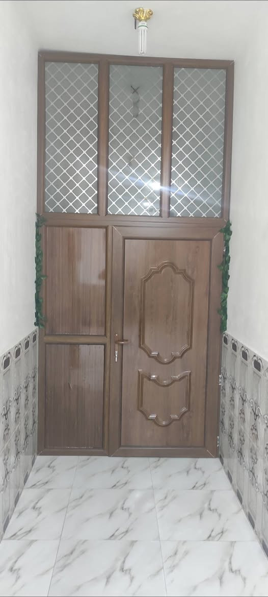 🏡 دار تجاري للبيع في البصرة – الصالحية (شارع العام)
📍 الموقع: الصالحية، على الشارع العام (شارع مبلط – مقرنص – كهرباء دفن)
📐 المساحة:
مساحة الدار: 170 متر
خلف الدار قطعة أرض: 100 متر (بباب مستقل على الفرع)
🏠 تفاصيل البناء: 🔹 طابقين – بناء حديث
الطابق الأرضي: طابوق
الطابق الثاني: فرمستون
🟢 الطابق الأرضي:
ديوان كبير (8م × 4.5م)
مطبخ كبير
صالة واسعة
غرفة كبيرة
مجمع صحيات كبير
🔵 الطابق الثاني:
4 غرف كبيرة
صالة كبيرة
✨ مناسب للاستثمار التجاري + موقع حيوي على شارع رئيسي
📞 للاستفسار: *********** البصرة, العراق
