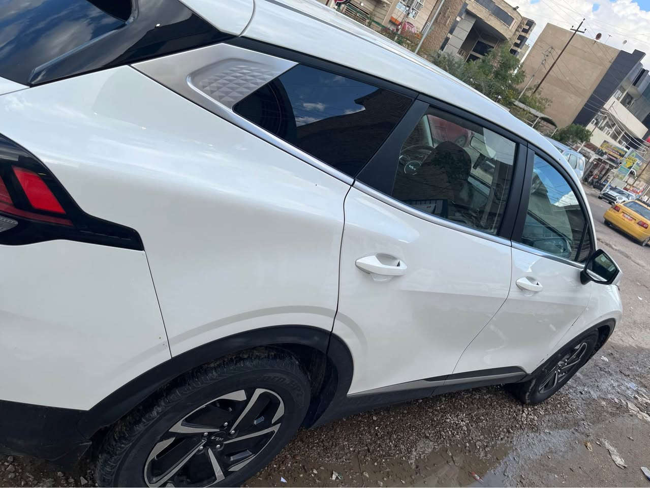 السلام عليكم خوان عندي سبورتج 2024 هايبرد وارد أمريكي  بأسمي رقمها بغداد حادثها بسيط  كلش مابيها لا صبع ولا تبديل صور الحادث بالمنشور مكاني حي البنوك السعر 208 $ بيها مجال رقم الهاتف *********** بغداد, العراق
