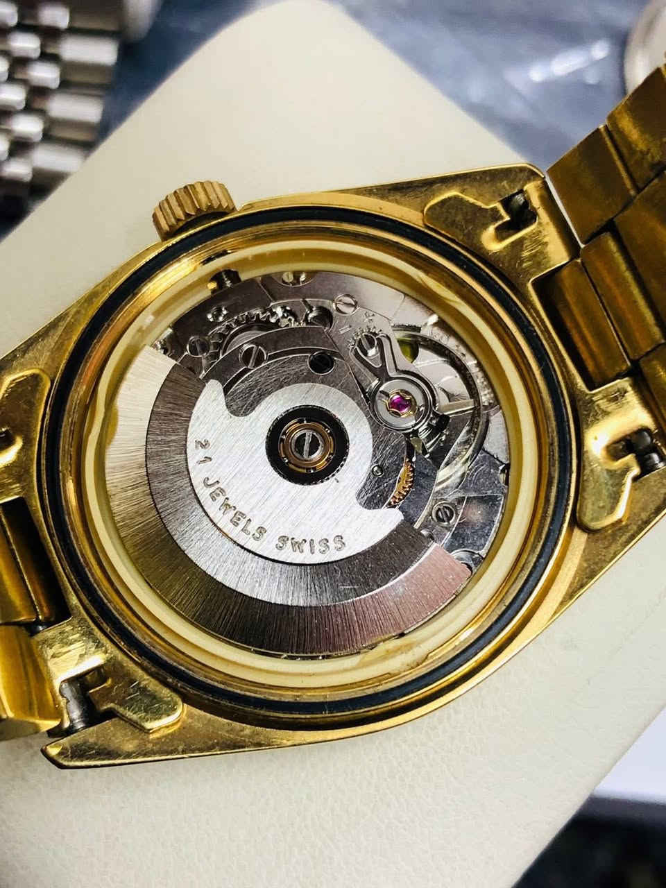 ساعة دليل المسلم ( DALIL) اوتماتيك 
سويسري اصلي انتاج الثمانينات 
تغليف ذهب بوصله لاتجاه القبلة
 القطر ٣٧،٥ ماكنه 21 حجر 
لوك غير مستعملة  
للاتصال ***********
