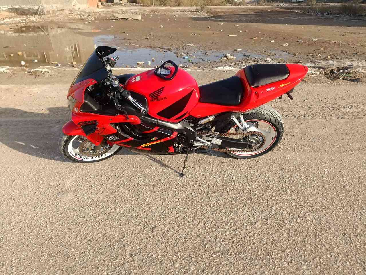 F4i 600
كفاله عامه ونضافه كدام عينك اوراق كامله + كمرك مدفوع 
شغل واطلع باي وقت   بيه نواقص بسيطه كلش سعر 22 ورقه قفل  ***********
