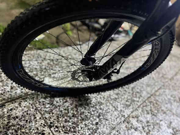 ‎السلام عليكم 
‎بايسكل جبلي حجم 26  كير خلفي 7 سرع  وامامي 3 سرع  نضيف وسريع جداً ويا الملحقات حامل هاتف وهورن ولايت سعره 95وبي مجال بسيط مكاني بغداد شارع فلسطين تواصل خاص رقمي ***********
