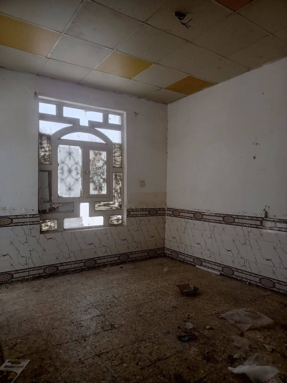 ياالله 

يوجد لدينا بيت للايجار حي ميسان ع الشريط قرب تقاطع شارع الجامع مساحه 50متر يحتوي على استقبال وصاله ومطبخ وصحيات والطابق الثاني يحتوي على غرفه صغيره 

سعر الايجار 150الف واصل ماء وكهرباء 

للاستفسار والمعلومات الاتصال بنا ع الارقام التاليه 

***********

***********

***********

او مراجعه مكتب ألروان للوساطه العقاريه والمقاولات العامه 

عنوان المكتب حي ميسان ع الشريط قرب صيدليه الشراع مقابل الاستداره مباشر 

عندك بيت عرصه للبيع راسلنه وات ساب وتدلل
