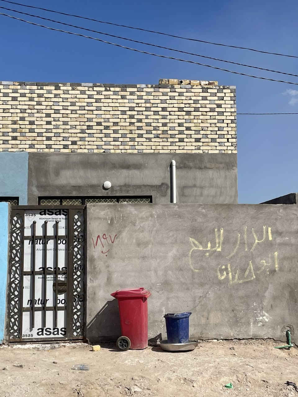 بيت كامل مؤثث 15 مليون قفل 77متر ونص البراكية خلف جامع الخزاعل ***********
