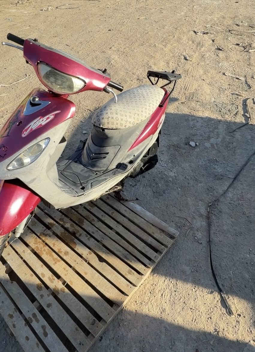 سلام عليكم دراجه قجمه ماصارله هواي من طالعه من الحاويه كلشي
سالف :يشتغل
هورن:يشتغل
لايت عالي:يشتغل
لايت ناصي:يشتغل
رماش:يشتغل 
اشاير:تشتغل
اصطاب :شغال 
عينه :تشتغل
كلشي شغال ثاني تبديله دهن سعر بلاش ٦٢٥ 
***********
موشراي لاتراسل وسوي روحك لوتي
