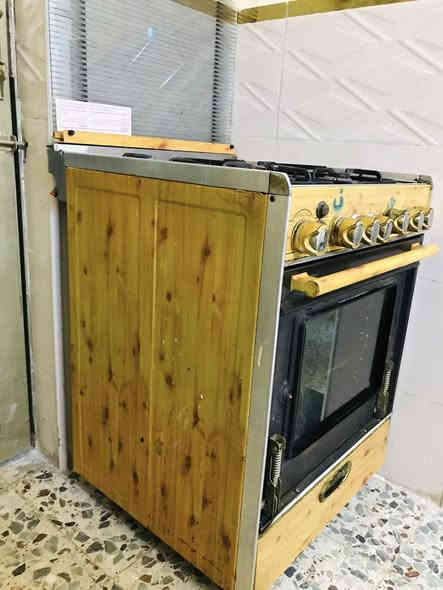 طباخ اخو الجديد 
4 عيون وفرن شغال على الفحص 
لون صاج فاتح مميز 
استعمال 4 اشهر 
السعر 120 وبي مجال 
العنوان النجف 
اتصل بالرقم واتساب ***********
