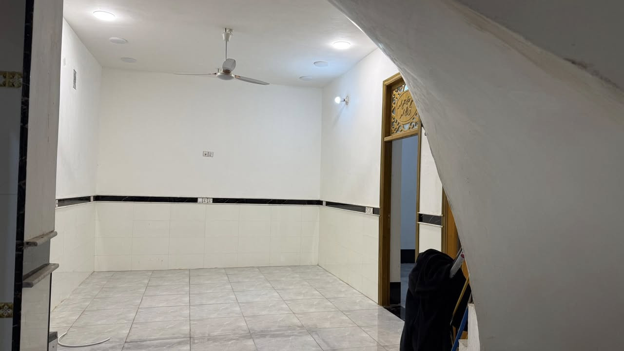 السلام عليكم بيت 🏠 للبيع المساحه 200متر بمجمع حجي حسين مقابيل المستشفى
متكون من غرفتين وصاله ومطبخ واستقبال وصحيات داخله وخارجيه نقص ستاره وسقف بيتونه
للاستفسار والتواصل الإتصال بمكتب السند للعقار عل الأرقام
***********
***********
