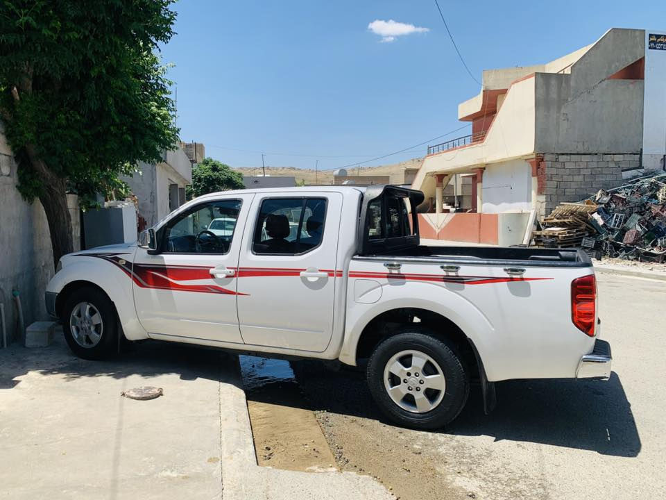 نیسان ناڤارا مۆدێل ٢٠١١
بێ بۆیاخ بێ لێدران و بێ دەعم 
هەموو گیانی لەسەر دەقی شەریکە ماوە سەیارەیەکی زۆر پاک و خاوێنە سەیارەی ماڵە
سەنەوی تازەیە  تەحویل و غرامە بە شەرت 
دەعامی بۆ دەعامی بە شەرت 
گێڕ و مەکینە بە شەرت 
شووێن /سلێمانی 
***********
