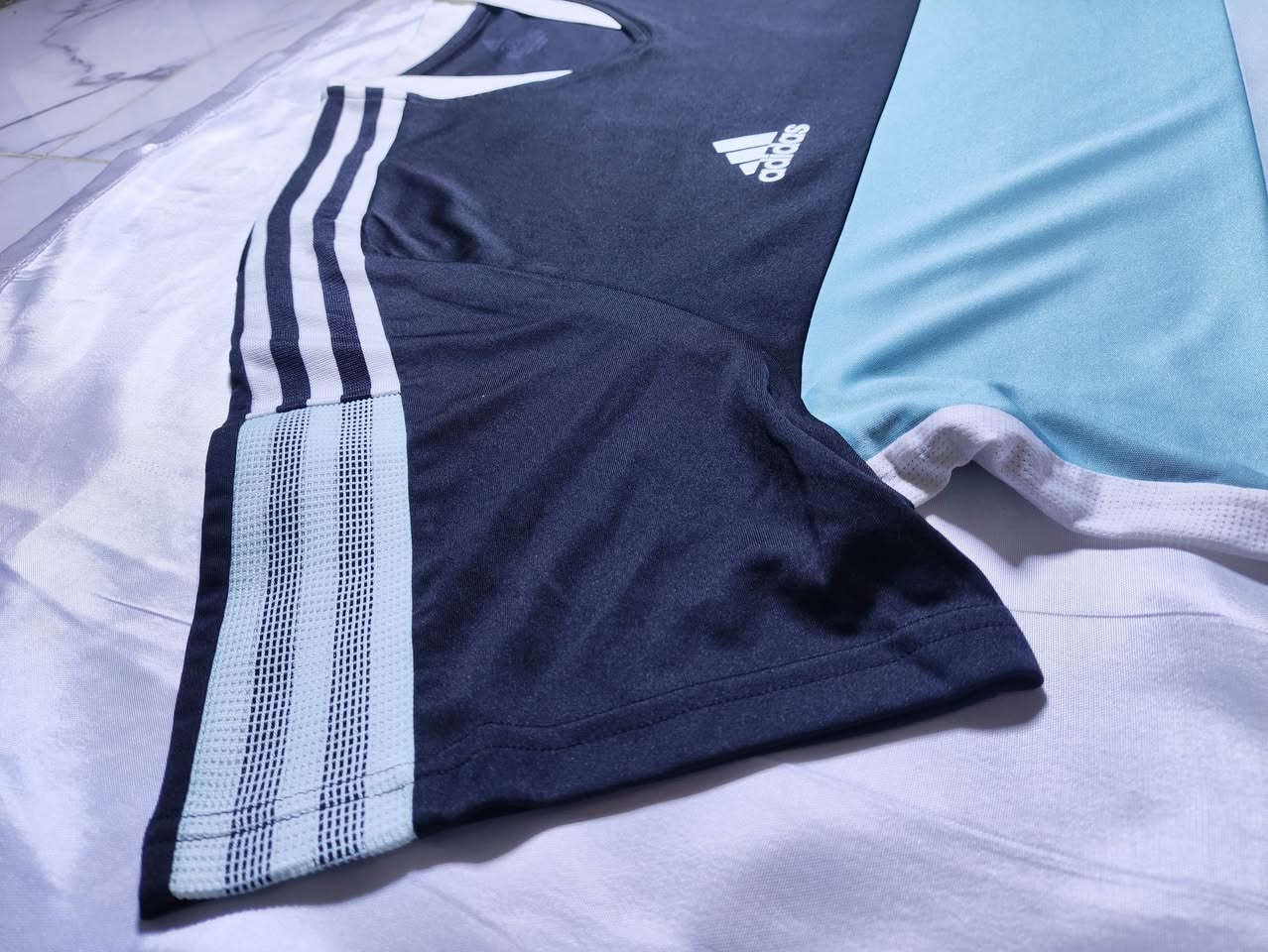 Adidas 🔥🔥
باله اوربية اورجنال %100
---------
2XL قياس
العرض 65
الطول 82
----------
نظافة %100
 غالبا ما مستخدم 
----------
صنع: تايلند
للاستفسار مراسلة الصفحة 
يتوفر توصيل 6 الاف لجميع محافظات العراق 🚙
اي شي مختلف عن الصور لا تستلم
مو اورجنال رجعه بيد المندوب


**إذا كنت صاحب هذا الإعلان وتريد حذفه لأي سبب، رجاءا أرسل رسالة إلى الدعم الفني**