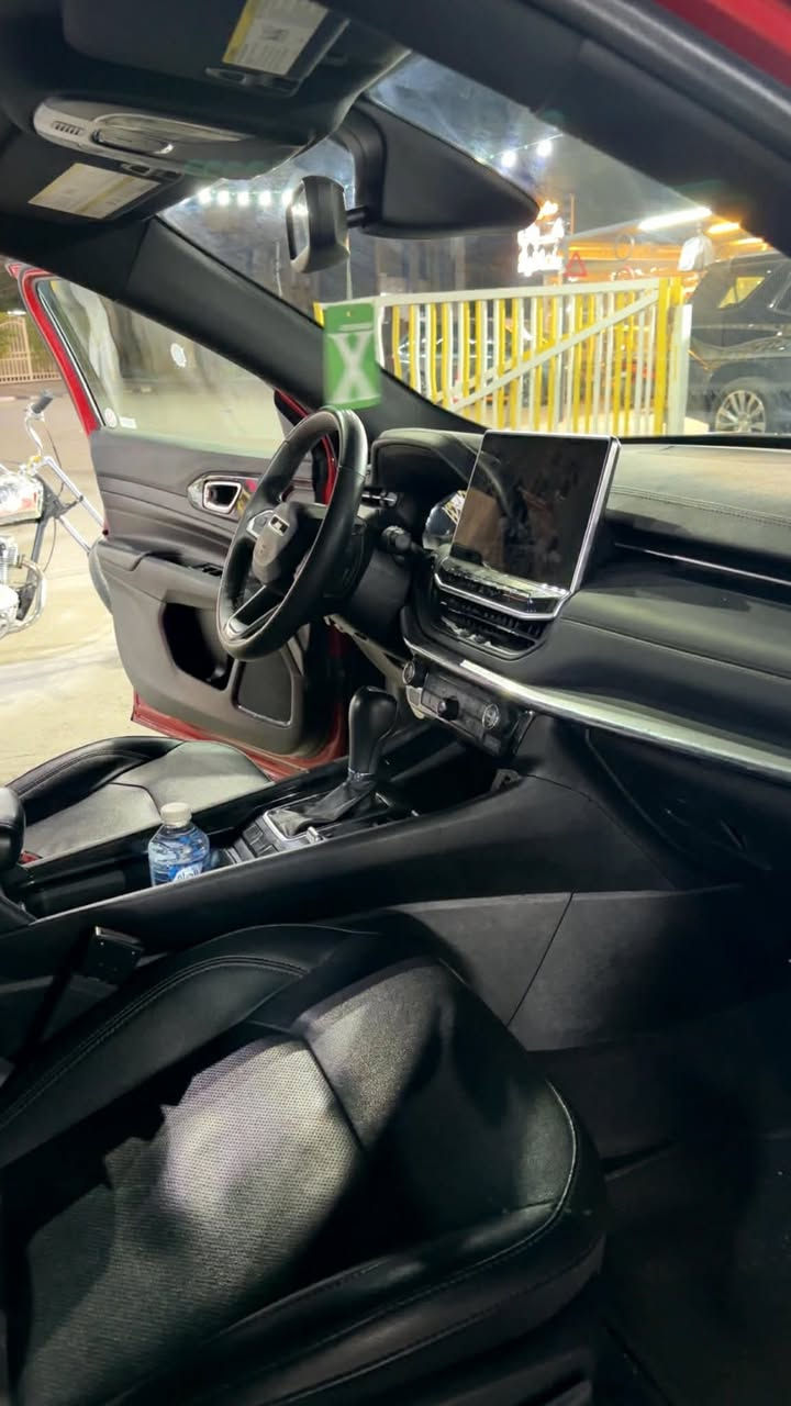 جيب كومباس ٢٠٢٣ للبيع بسعر مناسب بسبب ظرف
فئة لمتد ريد اديشن
فوريل
ماشي٤٠ مايل
‏N. ***********
 دخول جديد و ترقيم جديد بغداد بأسمي
محرك 2000 توربو
گير اوتو-عادي
بصمة تشغيل - ابواب - تشغيل عن بعد
انارة - مرايا ترحيب و هيتر
حساسات و نقاط عمياء
ويل تخم جديد وكالة
حدادية جديدة اصلي
تخم تاير Continental جديد اصلي
رادارات و مثبت سرعة و مسار
اوتو بارك - قيادة ذاتية ((P)) 
تحكمات كاملة - ستيرن كهربائي
تبريد ممتاز 
تحكم بأنظمة السيارة الكاملة من الشاشة
كشنات جلد كهرباء حظن هيتر و الدرگة هيتر
بلوجكترات محيطية ويا الستيرن
—————————
و باقي المواصفات المعروفة
حادثها جاملغ جهة السايق و جزء من البنيد و رصعة بالصندوق تعدلت على كدها
السيارة اني مستوردها و صلحتها و رقمتها على ايدي كل التصليح و القطع وكالة و مضمون ١٠٠٪؜ و عالفحص نظيفة جدا بدون نقص
