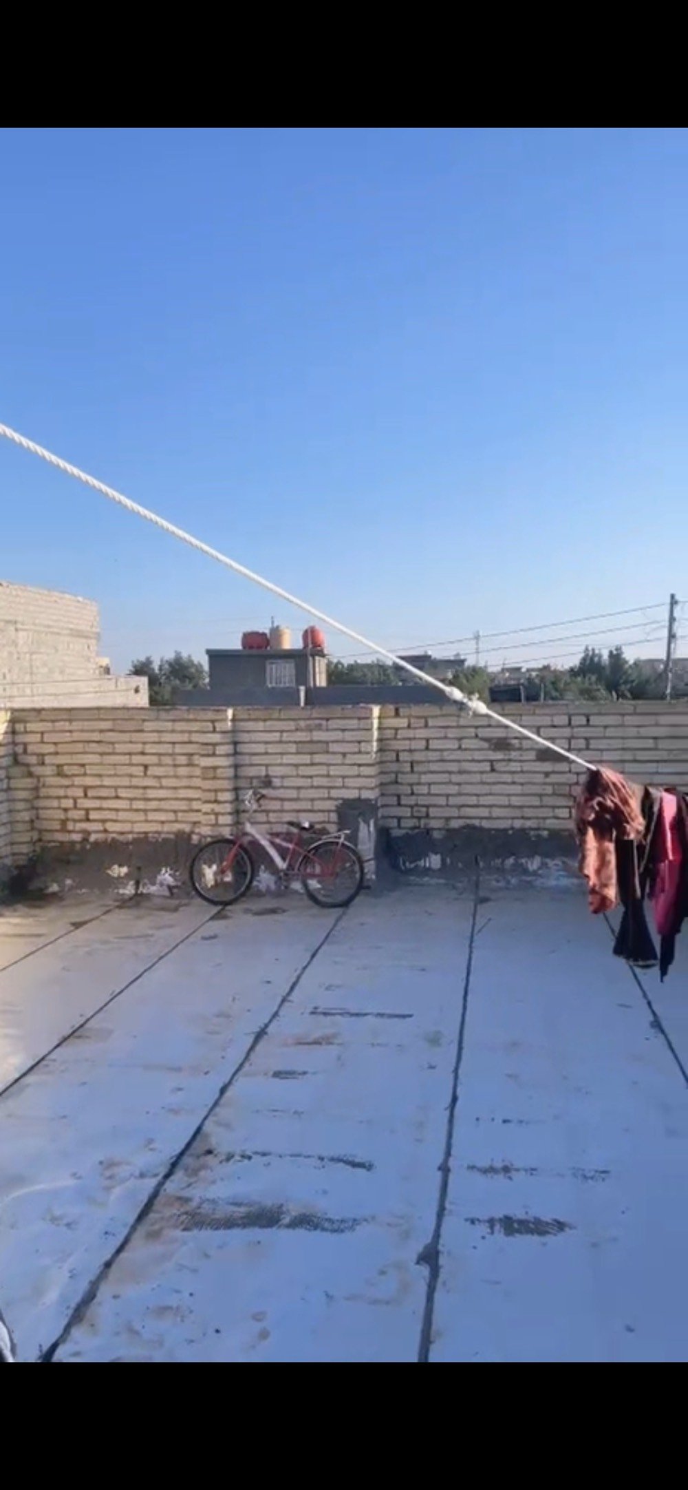  سلام عليكم بيت للبيع بناء حديث سنة 2025 بغداد المحمودية حي المهندسين الشارع الاول زراعي سند 25 اقرار محكمة مساحة 150م يحتوي الدار على مطبخ حار و بارد .. صالة استقبال غرفتين نوم صحيات خارجية وداخلية للاستفسار وتساب ***********