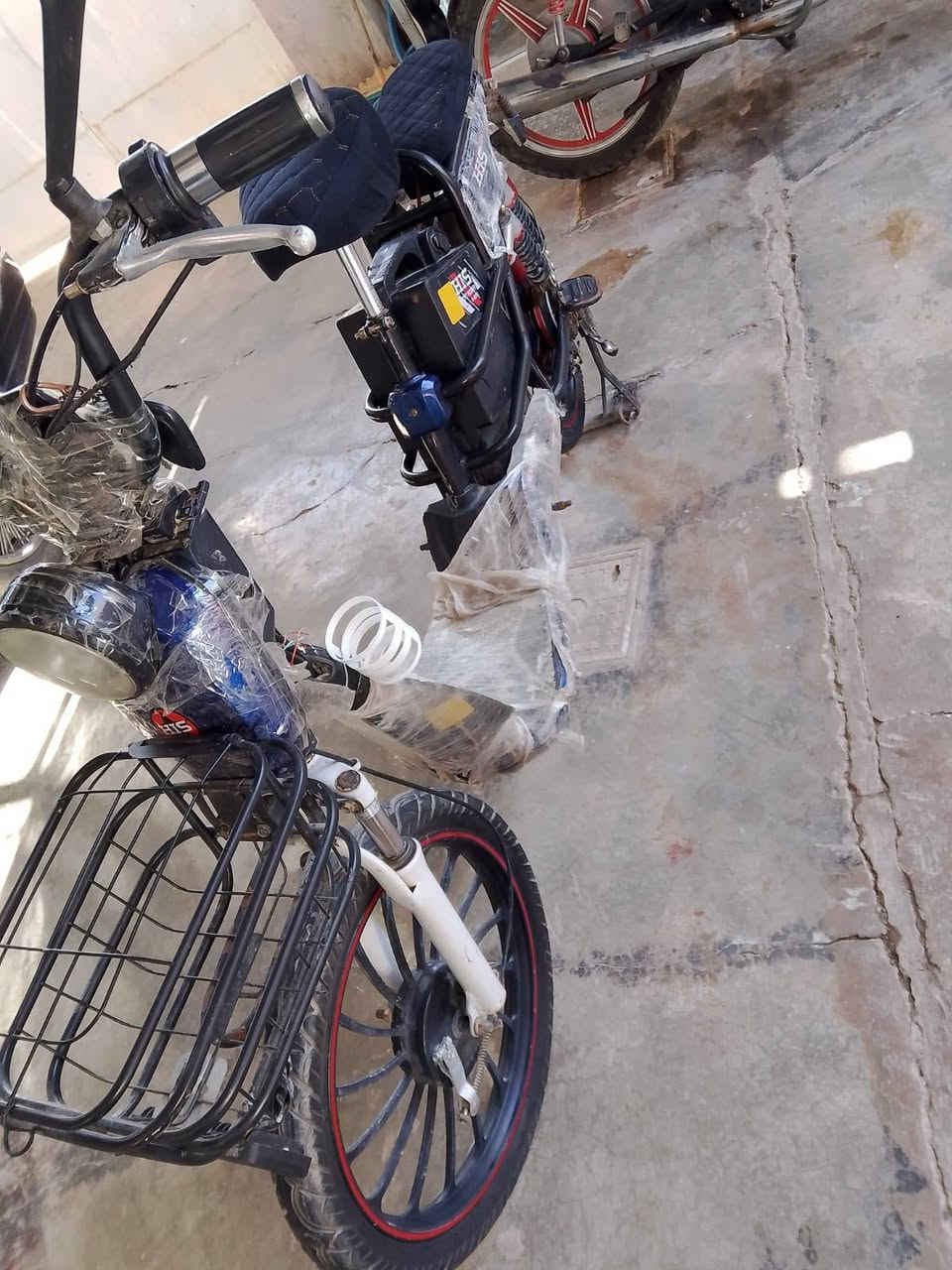 سلام عليكم 
للبيع بيسكل شحن فول نضيف مشاءالله 
سويج و بصمه تشغيل عن بعد بطريات شرط 
تايرات شرط نضيف سعر 250 بيها مجال للبيع او مراوس حسب القناعه مكاني كركوك هذا رقمي ***********
