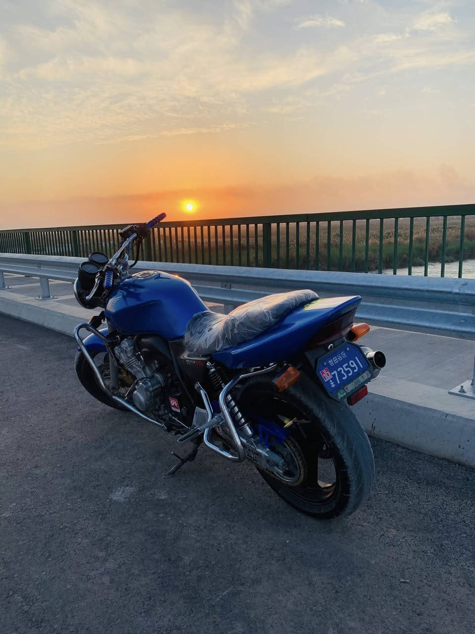 السلام عليكم 
للبيع دراجة محرك  400 c جيل ثالث 
موديل 2008
أوراق كامله وكمركه متفوع 
نكره سلف تشتغل 
 مكينه مكفوله كفاله عامه من صوت وأي دخانه ما بيه  
السعر 21 وبيه مجال 
مكاني صلاح الدين 
الراغب بل شراء يتصل عل رقم 
***********
