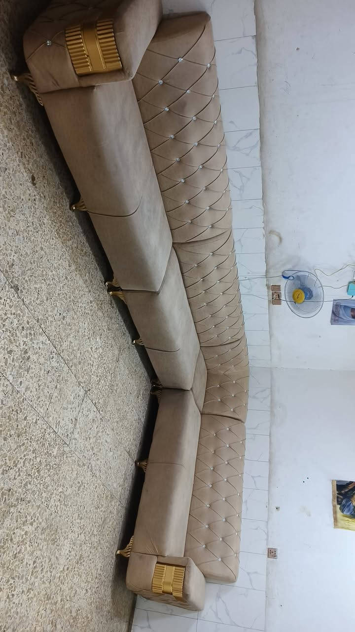 ديوان تفصال 10 مقعد نظيف
سعره 220 وبي مجال مكان
 البياع يوجد توصيل بكروه ب واتساب
 ***********

