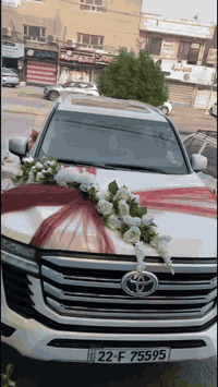 دائما نذكر ...سياره الزفاف مو اقل من اختيار بدلة الزفاف للعروسه اثنينه...