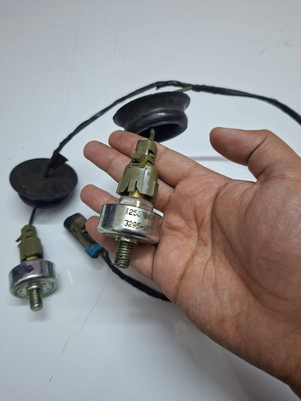 السلام عليكم شباب
كنترول تاهو جمسي اصلي تفصيخ 

 موديل 2007_2014 ✅️

السعر 130 الف 

يده اشاره تاهو جمسي أصلي حاويه 

موديل 2003_2006 

السعر 50 الف 

جوزه دوانز ورتاد تاهو جمسي 

موديل 2003_2006 

السعر 125 الف 

قاعده فيوزات تاهو جمسي اصلي كصه 

موديل 2003_2006 حرفUL

السعر 75 الف 

كنترول جام الفينيه 2000_2002 

السعر 120 الف 

فان تبريد امامي تاهو جمسي 

2000_2006 
السعر 50 الف 

كرت سرعة تبريد سعر 45 الف 

يوجد توصيل الى جميع المحافضات 🌍✅️

***********
