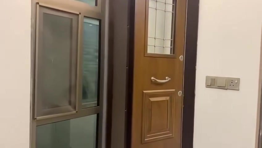 شقه للايجار كراده عرصات الهنديه  قرب قرية دجله  الشقه طابق ارضي تحتوي على غرفتين مع صحيات عدد 2 ومطبخ وصاله مع شلال (بدون اجور مكتب ) ملاحظه العقار متكون من شقتين مفصوله للتواصل (***********)
