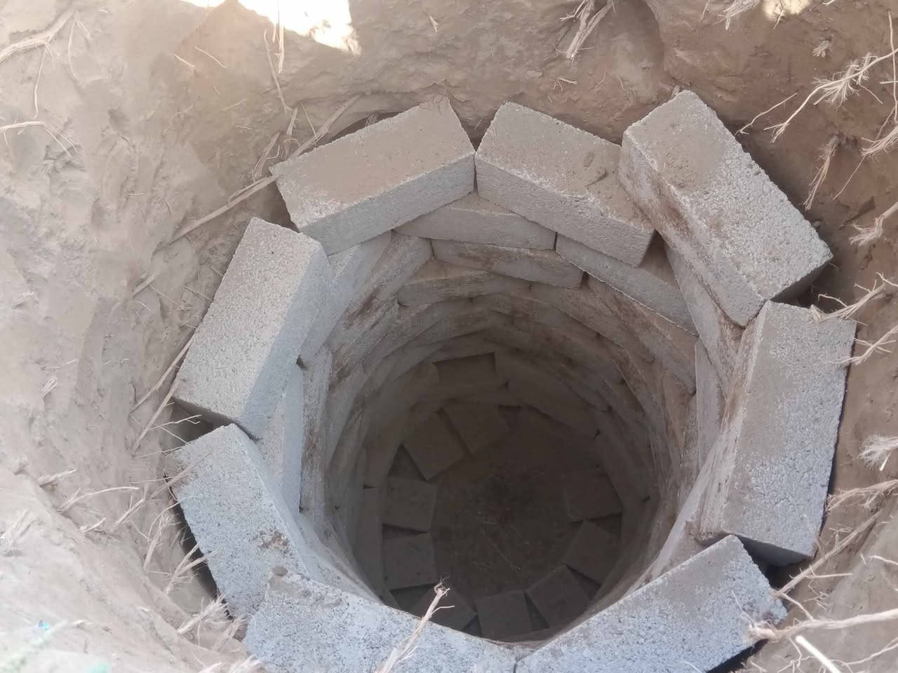 السلام عليكم
يوجد كادر حفر منهولات و بناء منهولات بأسعار مناسبه 
رقم الهاتف ***********
