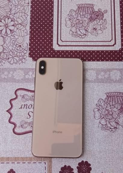 سلام عليكم 
آيفون اكس ماكس 
مبدل شاشه وبطاريه اصليه 
فيس إيدي شغال 
سعره ٢٠٠ أو بي مجال 
استفسار ***********
