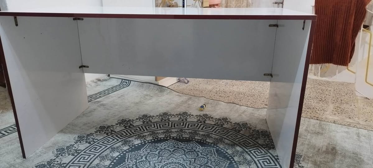 للبيع ميز خشب mdf لماع      طول140 عمق 70 ارتفاع 77
***********
