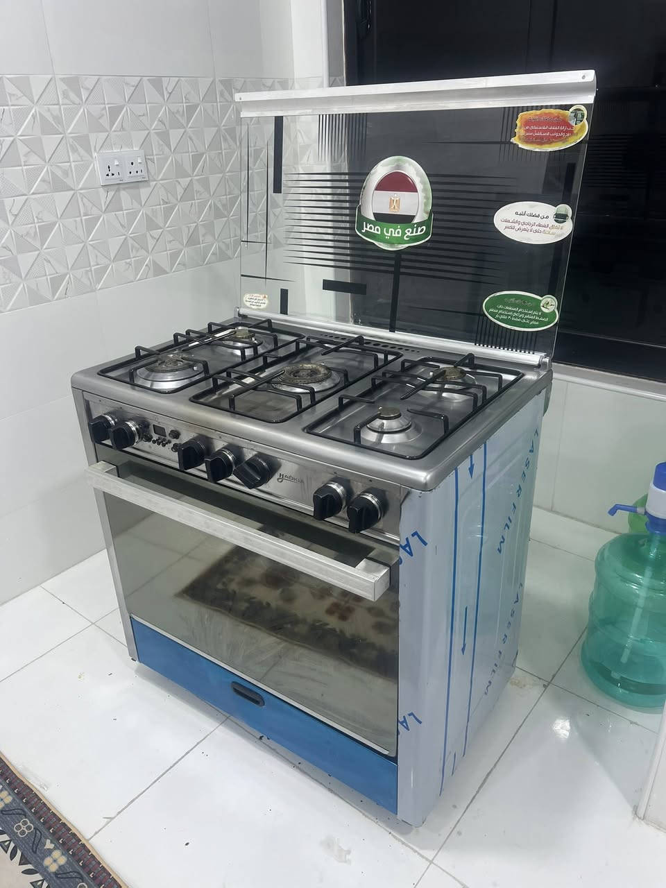 السلام عليكم طباخ صناعة مصريه  ابو المروحتين نظيف استعمال شهرين بيه واير مايع من كهربائياته وماماثر يشتغل طبيعي السعر ٣٠٠ وبي مجال ***********
