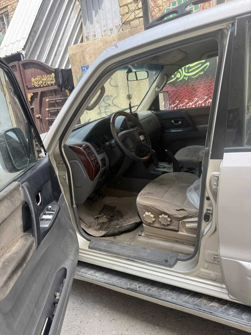 السلام عليكم للبيع باجيرو 2006
رقم انكليزي باسمي بغداد 
السيارة بيها ضربه باب الخلقي جهة السائق والجاملغ الخلفي جهة السائق المكينة بيها صوت كرنك ابيع مكينة كايمة 
السعر 85 وبيها مجال 
***********
