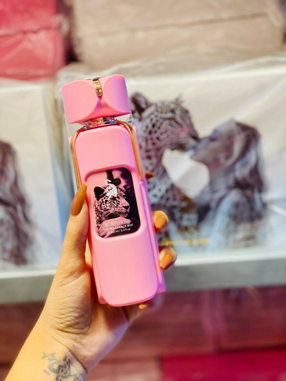 معطر جسم "Burphrise Fine Fragrance Mist" بحجم 250 مل.

ماركة جورجينا و ماركة يارا 🩷

يُعرف هذا النوع من المنتجات بأنه معطر للجسم يدوم طويلاً وله رائحة زهرية وخشبية مع نفحات غورماند غريبة. 😍🔥

تتميز معطرات الجسم بتركيز أقل من الزيوت العطرية مقارنةً بالعطور، مما يجعلها أخف وأقل قوة. 🌸

يمكن استخدامها على الجسم والشعر والملابس الداخلية.


**إذا كنت صاحب هذا الإعلان وتريد حذفه لأي سبب، رجاءا أرسل رسالة إلى الدعم الفني**