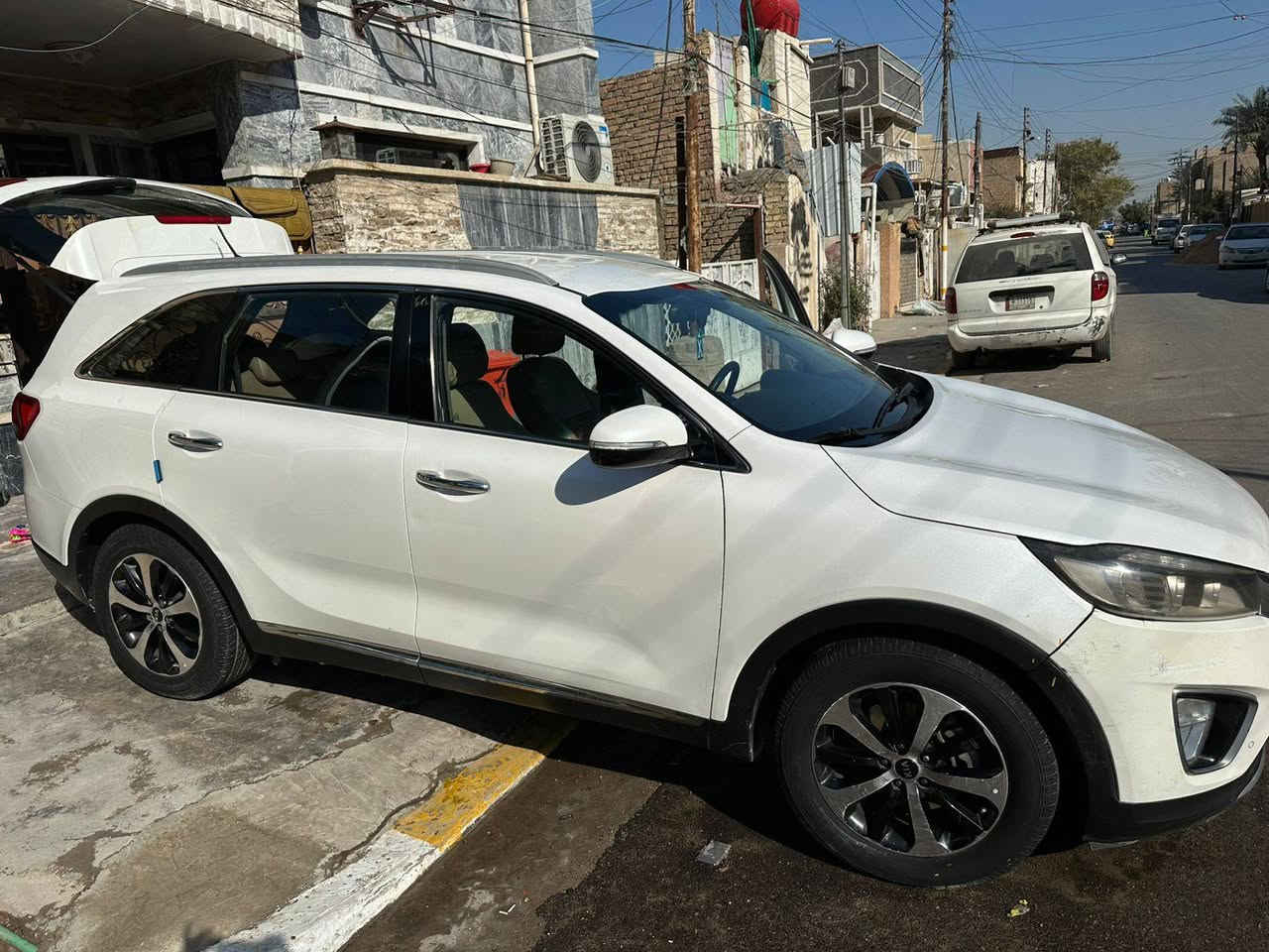 سلام عليكم
سيارة سورنتو 2017 خليجي
6سلندر
7راكب
3قطع تبريد
حساس امامي وخلفي
مري شفط
ماشية 120
سويج محور بصمة 
تحكمات ستيرن
ملاحظة *دعامية الامامية بيها صبغ وشبر بارد بالباب
السع 20,000$
***********للتواصل
