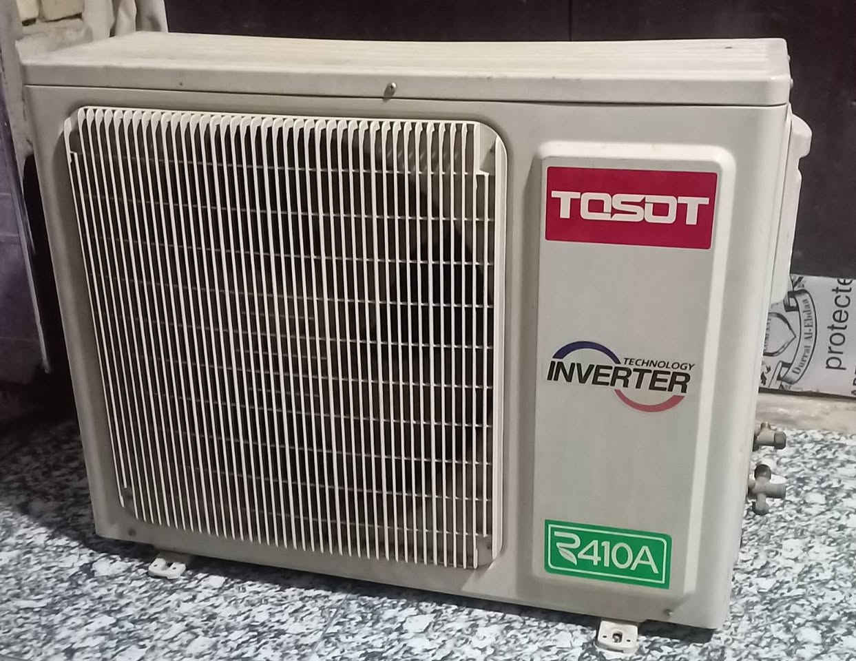 سلام عليكم للبيع سبلت توسوت 1 طن إنفيرتر (TOSOT Inverter)  
 سبلت جداري حجم 1 طن (12000 BTU) من ماركة توسوت (TOSOT) الأصلية، 
 الجهاز غني عن التعريف بقوته وتحمله للأجواء العراقية الحارة.المواصفات الفنية للجهاز (مثبتة على الملصق الفضي الأصلي):الموديل 
والسلسلة: سلسلة مون إنفيرتر (Moon Inverter) الذكية والاقتصادية.توفير الطاقة: يدعم ميزة التحكم بالأمبيرات (Inverter) بشكل دقيق، ممتاز جداً للمولدات المنزلية.نوع الغاز: يعمل بغاز R410A الحديث والصديق للبيئة (كفاءة تبريد أعلى).نوع الضاغط (الكومبريسر): ضاغط استوائي من صنف T3 مصمم للعمل تحت درجات حرارة تتجاوز 50 مئوية دون أن يفصل تاريخ الصنع: شهر 4 لسنة 2022 (جهاز حديث ولم يستهلك).حالة الجهاز:السبلت بلادي، نظيف جداً، وغير مصلح نهائياً. تم فكه بعناية  وجاهز للنصب والتشغيل  
للتواصل والاستفسار، يرجى المراسلة على الخاص
 السعر: 425 ألف دينار المكان: بغداد (الغزالية)."
(التسليم من باب البيت، ويحق للمشتري جلب فني للفحص البصري قبل الشراء).


**إذا كنت صاحب هذا الإعلان وتريد حذفه لأي سبب، رجاءا أرسل رسالة إلى الدعم الفني**